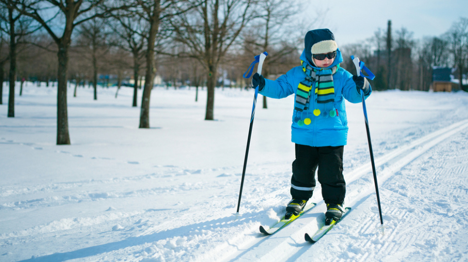 Ребёнок катается на правильно подобранных ему беговых лыжах