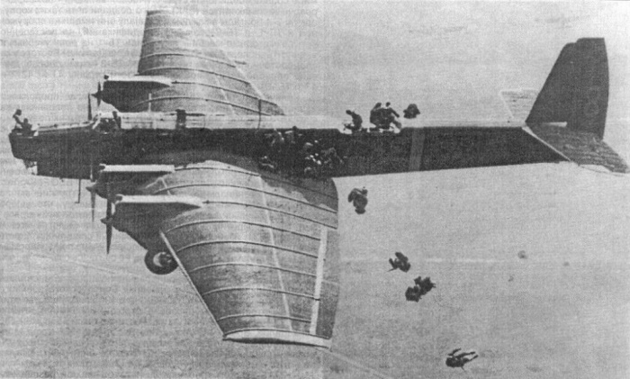 Выброска советских парашютистов с бомбардировщика ТБ-3, середина 1930-х годов