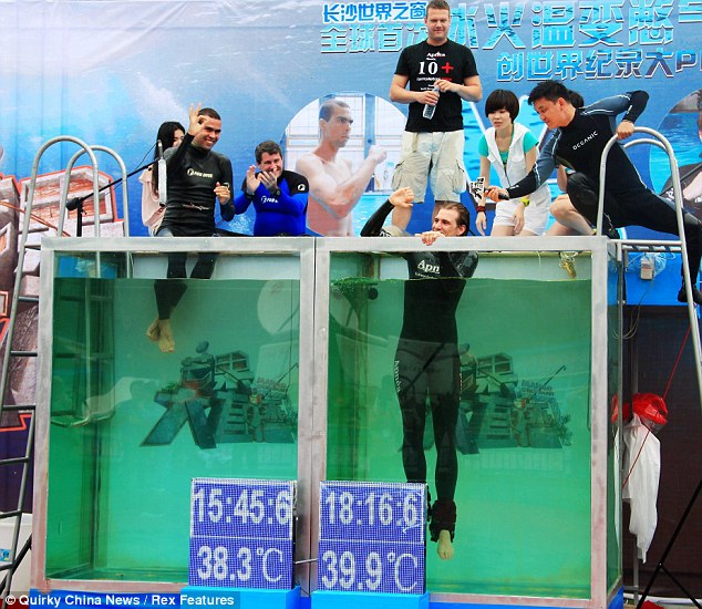 During earlier heats of the competition between Tom Sietas (right) and Ricardo Bahia (left), Sietas emerged from the tank having completed 18:16 minutes under water