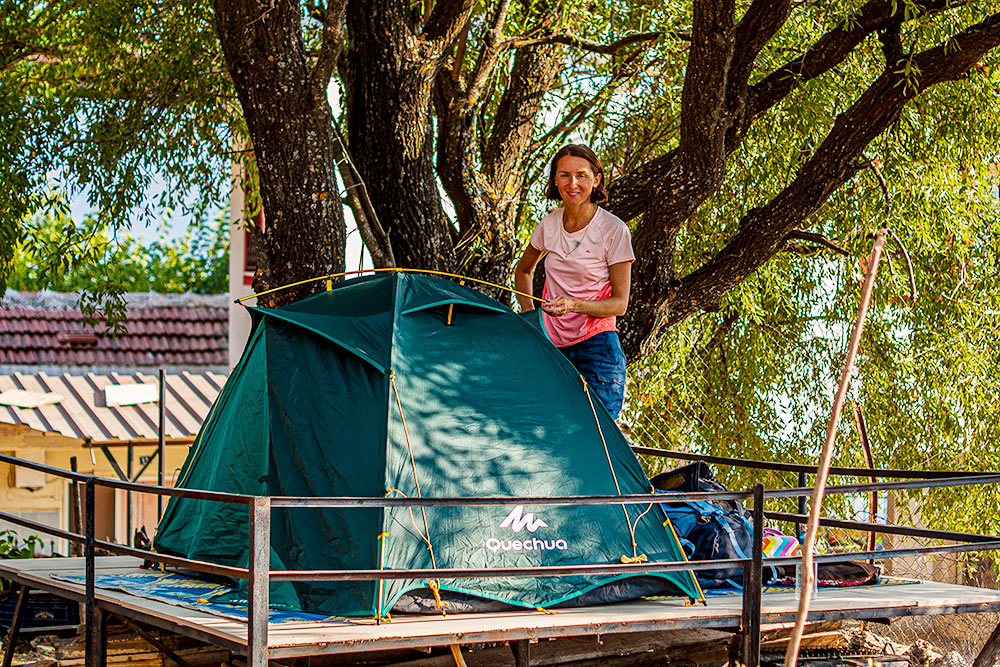 Мы поставили палатку на невысоком помосте под&nbsp;деревом. Спать было так&nbsp;же жестко, как на земле