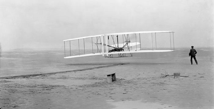 Первый полет братьев Райт на аэроплане «Флайер-1». 17 декабря 1903 года. Источник wikimedia.org