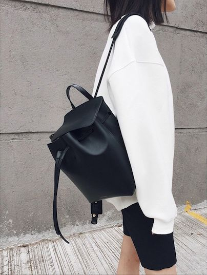 Черный рюкзак, белый свитшот оверсайз и черная юбка