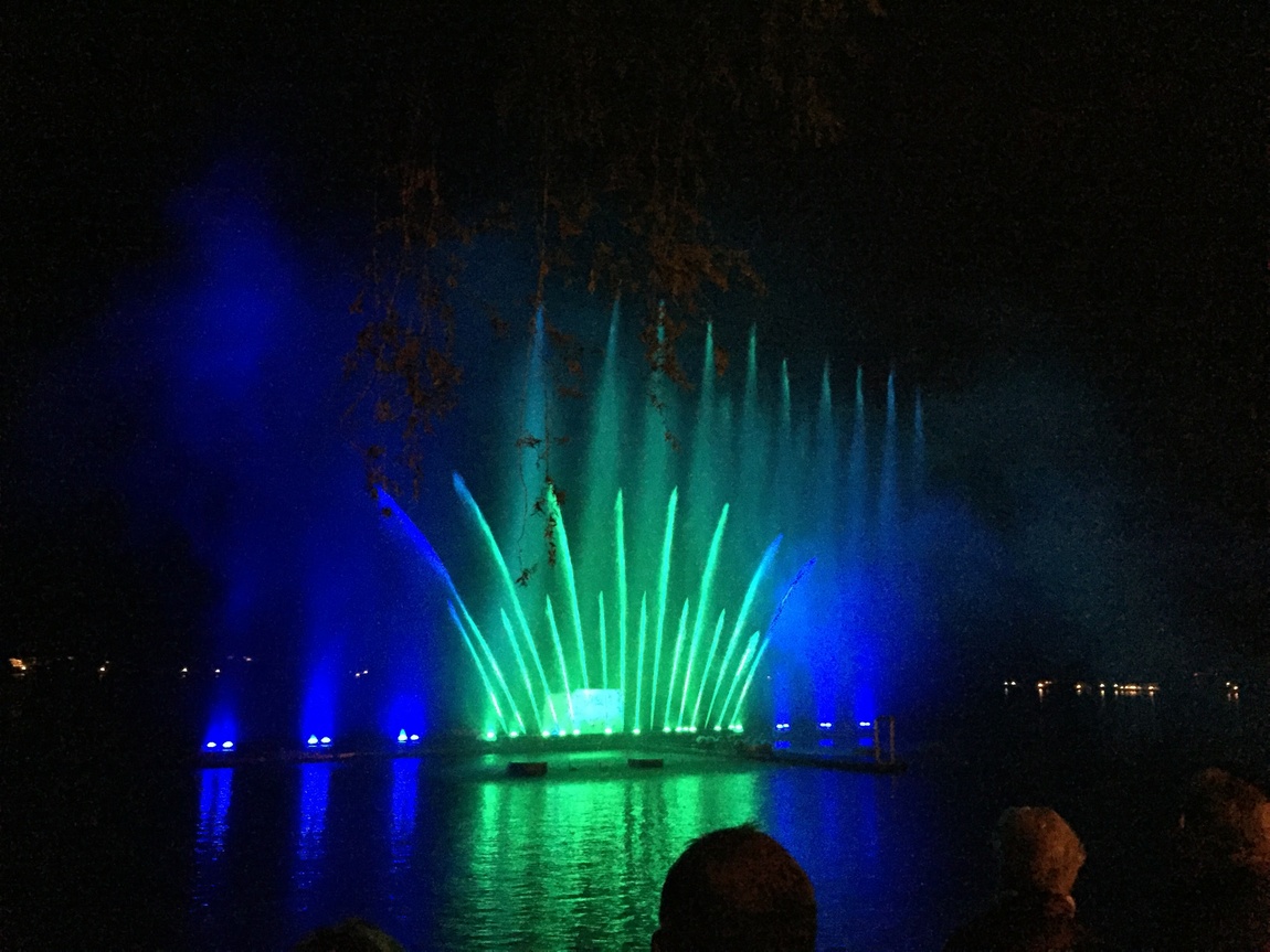 Световое шоу фонтанов в Цель-ам-Зе Австрии